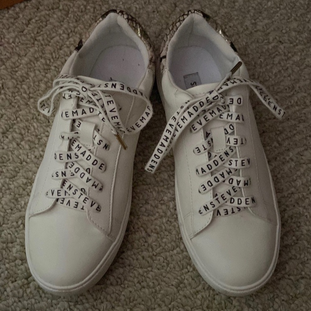 Steve Madden Fashion Sneakers White with Rattlesnake skin on heel Size 7.5